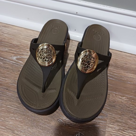 Crocs Sanrah Hammered Circle Wedge Flip Flop Sandal Brown Women's Size 10 - Picture 2 of 4